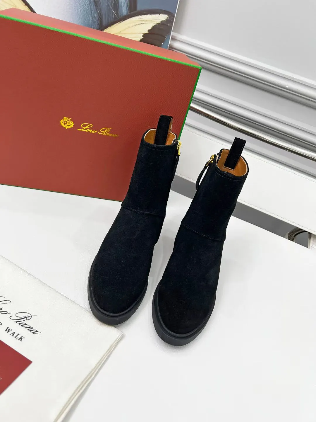 👟👟Ex-factory price 620👟👟 First-layer cow leather, G02 purchasing level WYSIWYG Loro Piana LP 130s new autumn and winter Kilda ankle boots side zipper short boots. This iconic ankle boot is made of waxed cow leather/suede sheepskin material, giving it a rustic and unique retro aesthetic. The casual yet sophisticated style is perfect for urban looks as well as relaxed weekend looks. The sole is Loro Piana non-slip rubber sole. Leather lining, interior zip closure with tonal zip puller at top. Metallic detail at back. Leather ring pull tabs engraved with brand logo One-piece tonal rubber sole Rubber sole with anti-slip LP detail! Upper: Imported calfskin/nubuck leather Inner foot pads: cowhide Sole: Original molded rubber outsole Size: 35-40 (41 is custom-made and cannot be returned or exchanged)